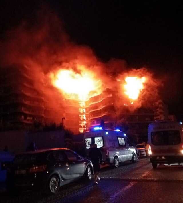 Son Dakika: İzmir'de 4 bloklu sitede yangın! Alevler 8 katı sardı, patlama sesleri geliyor