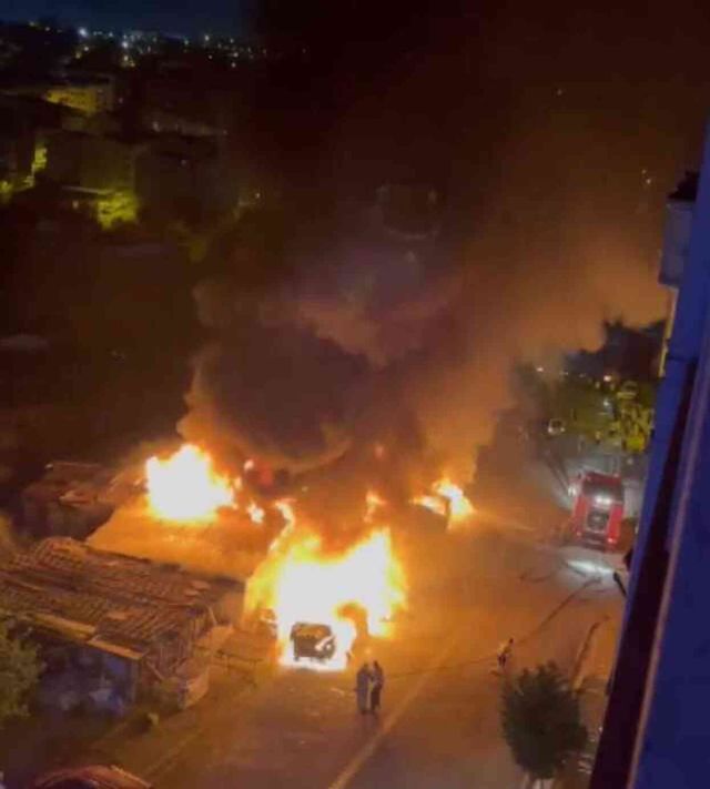 Esenyurt gece yarısı alev alev yandı! 8 araç ve iş yerini kundaklandı