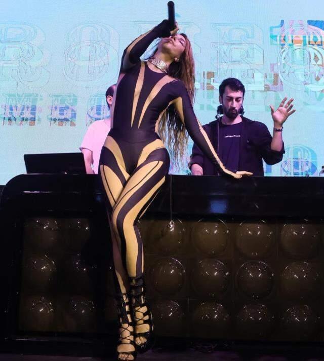 Hande Yener, cüretkar sahne kıyafeti için 13 bin TL ödedi