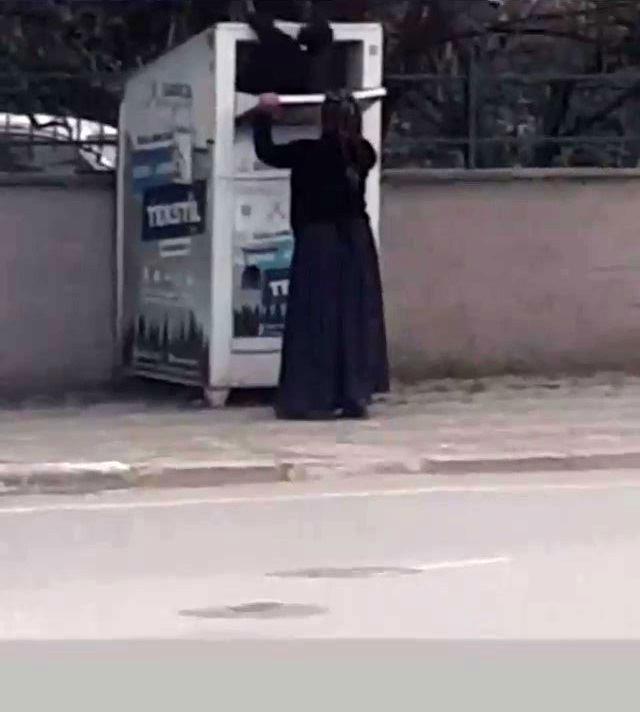Kocaeli'de şaşkınlık yaratan olay! Çocuğu kıyafet kumbarasına sokup, kıyafetleri aldırdı