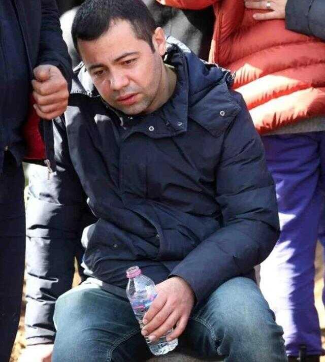 Depremden şans eseri kurtulan polis memuru, iki çocuğunu ve eşini elleriyle toprağa verdi