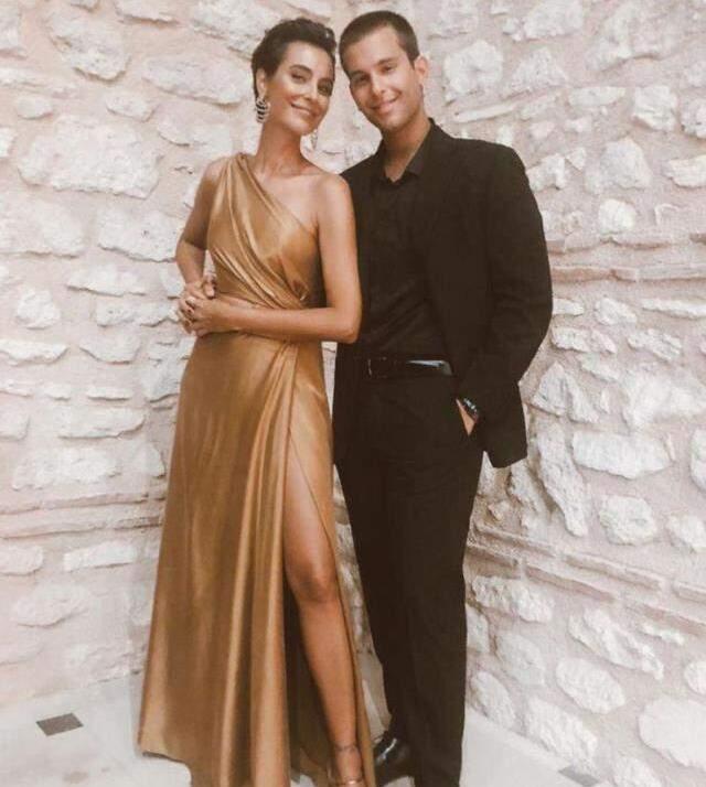 Yılların etki edemediği güzellik! Arzum Onan'ın kumsal pozları çok beğenildi