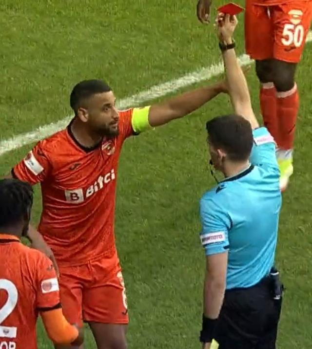 Türk futbolu bunu da gördü! Dünyaya rezil olacağımız kararı tribünden inerek engellediler