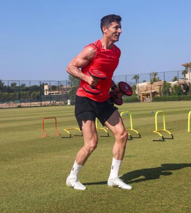 Tatilde bile dur durak bilmiyor! Bayern'in yıldızı antremanlara Antalya'da devam etti