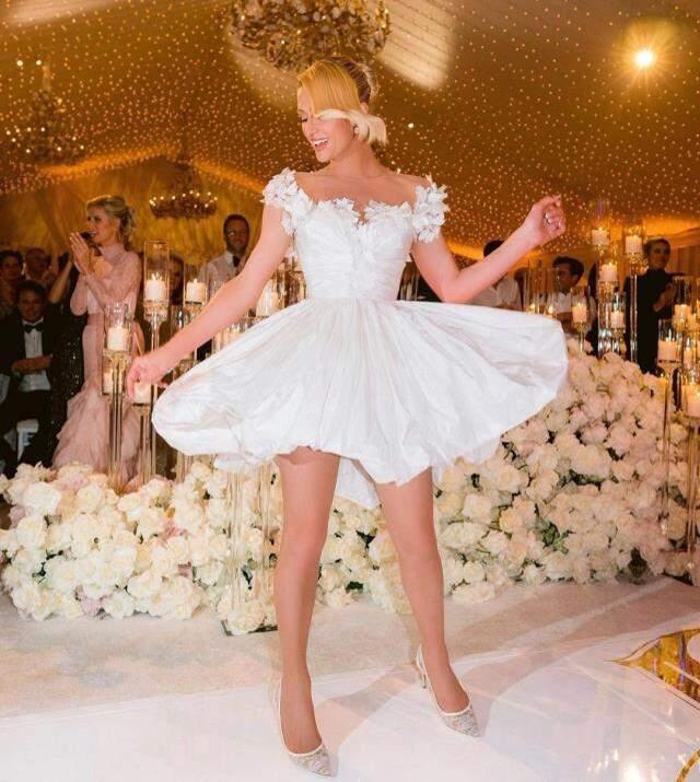 Paris Hilton, dördünce nişanlısıyla evlendi! Peş peşe giydiği gelinliklerle göz kamaştırdı