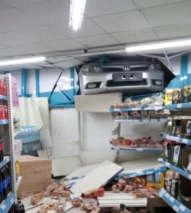 Fren yerine gaza basan sürücü markete daldı! O anlar saniye saniye kamerada