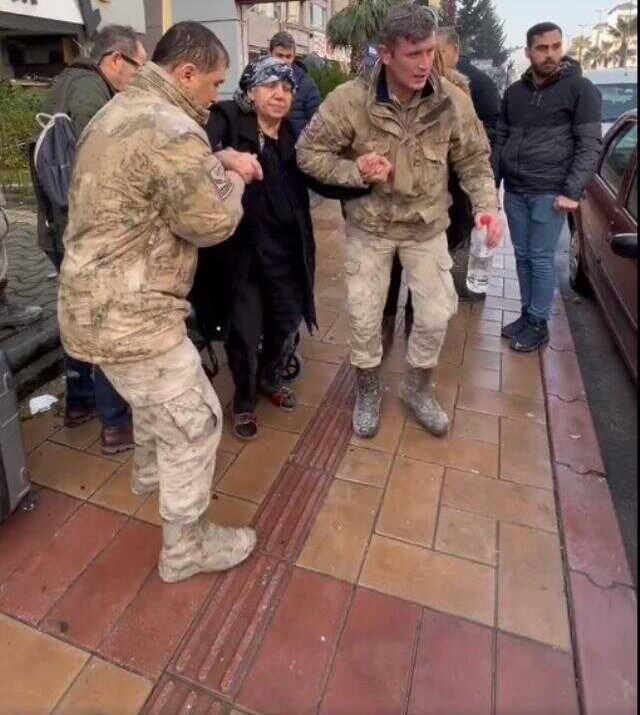 Hatay'da enkazda mahsur kalan yaşlı çifti, askerler kurtardı