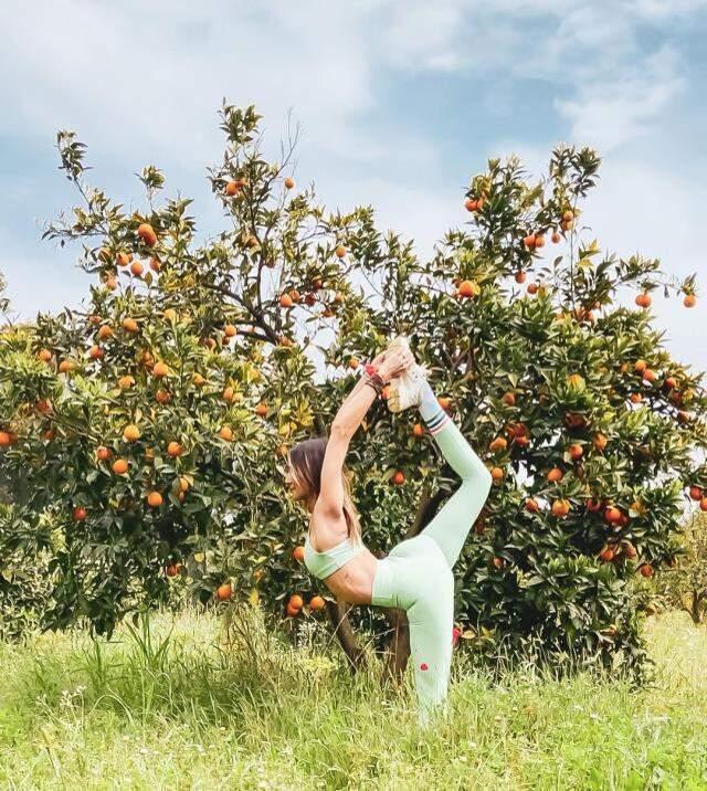 Oyuncu Zeynep Tokuş, yoga yaparken verdiği pozla ağızları açık bıraktı