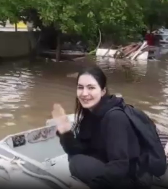 Felaketi bile eğlenceye çevirdiler! Selin vurduğu şehirden ilginç görüntüler