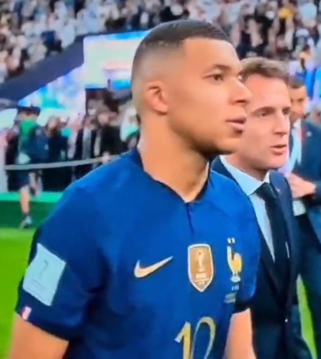 Dünya Kupası'nı kaybeden Fransa'da Mbappe'nin Cumhurbaşkanı Macron'a hareketi olay oldu