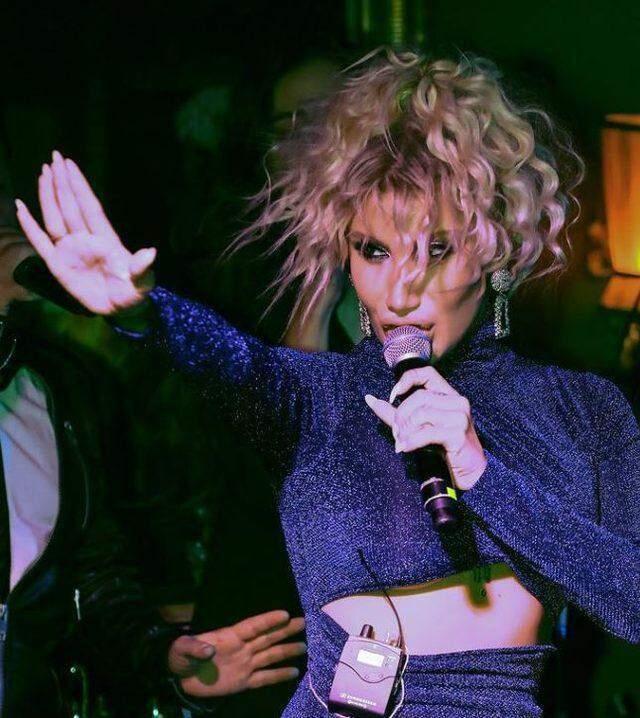 İrem Derici konsere damga vuran elbisesi hakkında konuştu: Alttan göğüs dekoltesi verdim