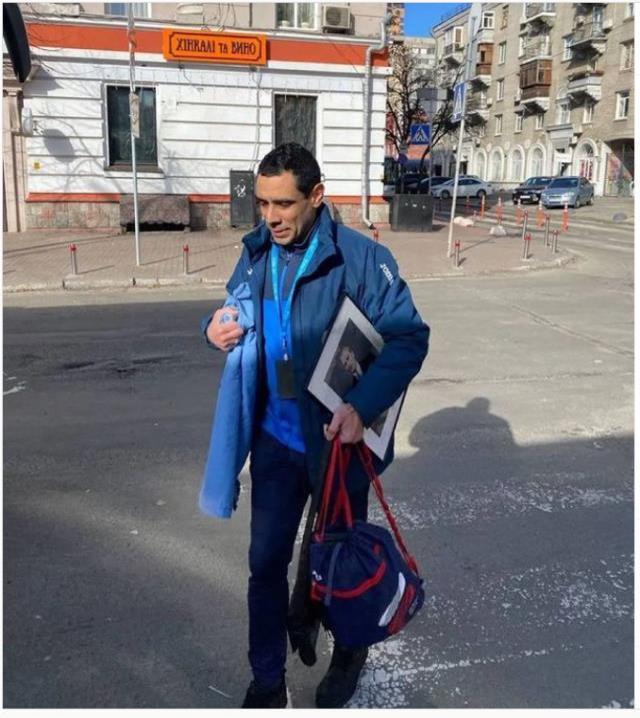 Güvenlik nedeniyle Türkiye Kiev Büyükelçiliği taşındı, personel yanına aldığı Atatürk portresiyle duygusal anlar yaşattı