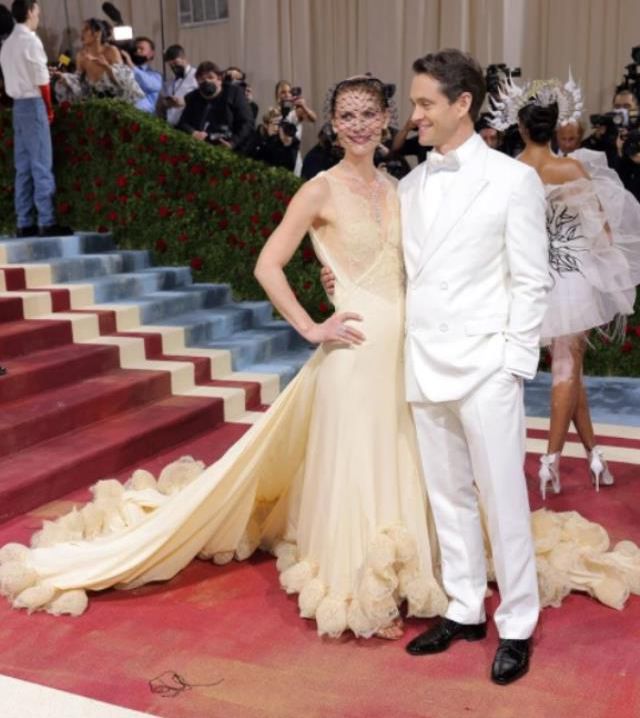 Met Gala'da şıklık yarışı! Gelinlikle katılan da oldu avizeyi andıran elbiseyle de