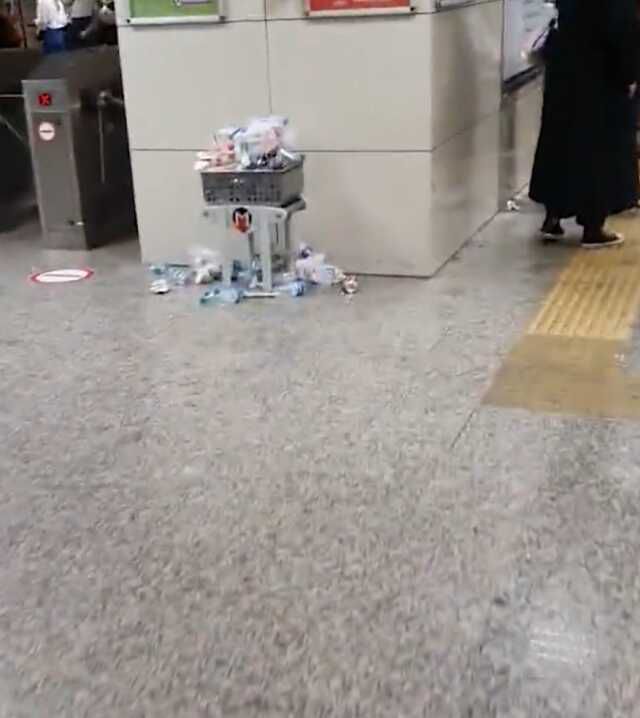 Yenikapı Metro İstasyonu'nda Çöp Sorunu