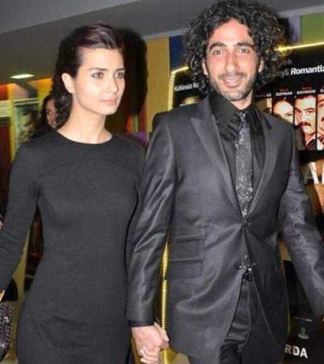 Tuba Büyüküstün, 19 yaşındaki oğlunu toprağa veren eski sevgilisi Sami Saydan'ın cenazede yalnız bırakmadı