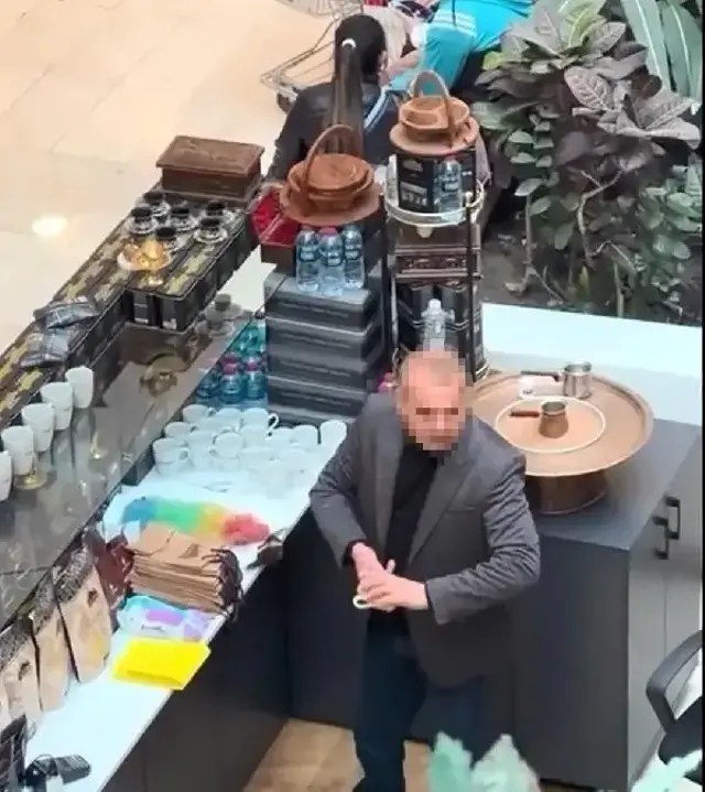 Edirne'de AVM kahvecisi fincanları tükürükle temizledi