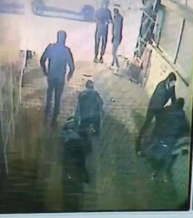 Kağıthane'de takip edildiklerini zanneden şüpheliler, sokak ortasında polise saldırdı