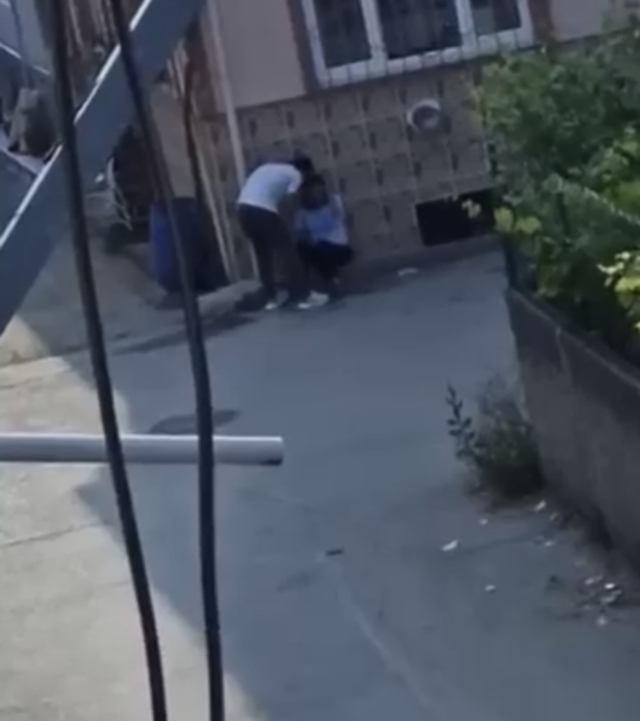 Tartıştığı kadını yol ortasında sürükleyip, zorla götürdü ,