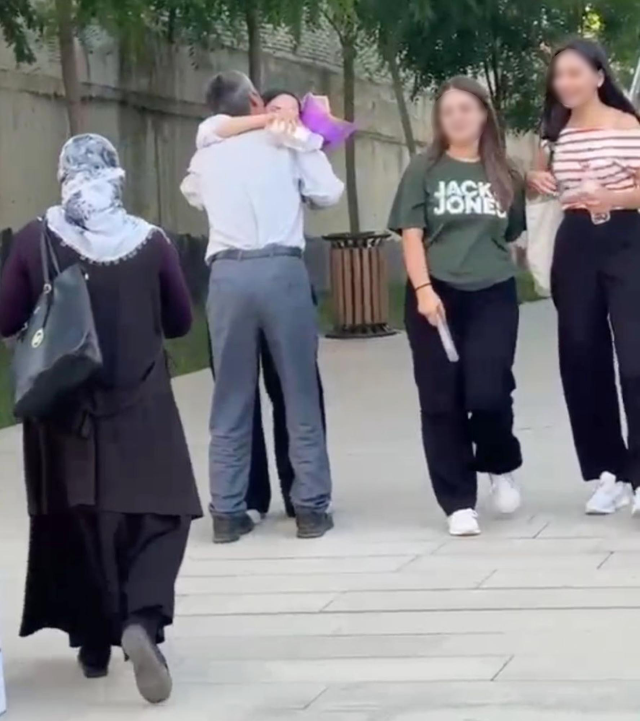 YKS çıkışı kızını çiçeklerle karşılayan baba: O dakika dünyalar benim oldu