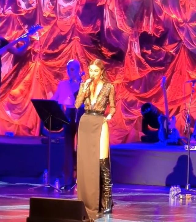 Konserinde şov yapan Defne Samyeli, sahnede eteğini çıkardı