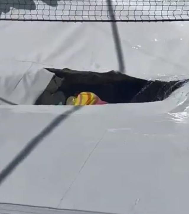 Havuz bir anda yarıldı, deliğin yuttuğu iki kişiden birinin nerede olduğu bilinmiyor