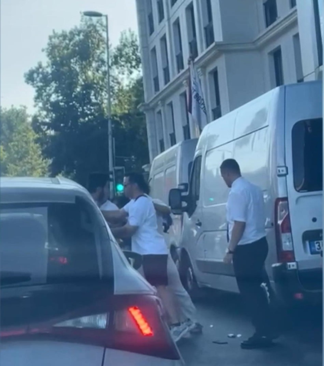 Kadın yolcu araçta sigara içmesine karşı çıkan taksiciye saldırdı