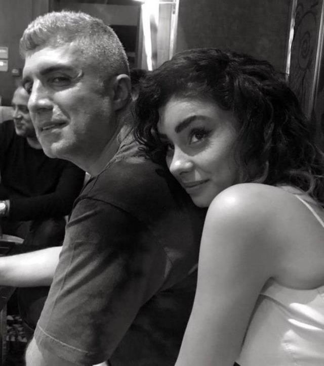 Koruma ordusu eşliğinde kutlama! Özcan Deniz, 23 yaş küçük aşkıyla görüntülendi