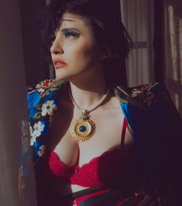 Ünlü oyuncu Gonca Vuslateri'nin kırmızı iç çamaşırıyla paylaştığı fotoğrafa yorum yağdı