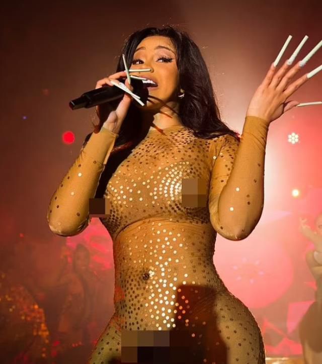 Ünlü rapçi Cardi B, iç çamaşırı giymeden tül tulumuyla sahneye çıktı
