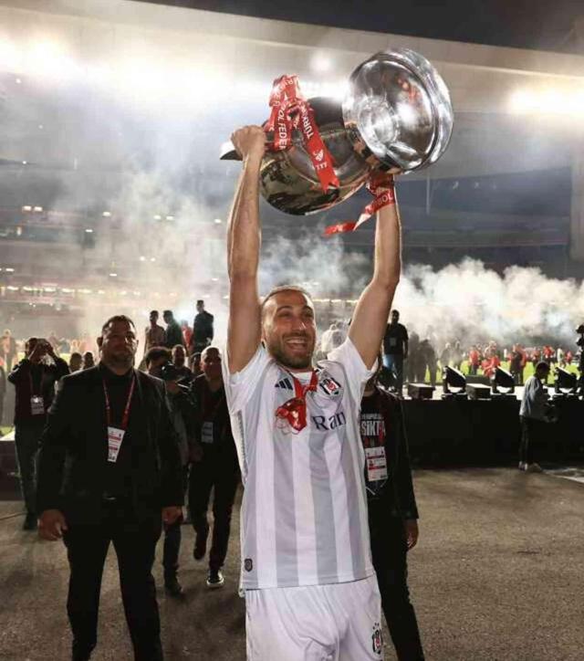 Taraftarın sevgilisiydi! Beşiktaş yıldız, takımdan ayrılıyor