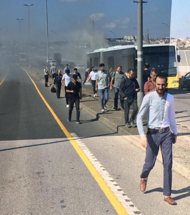 Son Dakika: Haliç Köprüsü üzerinde bir metrobüste yangın çıktı! Yolcular tahliye edildi, ekipler müdahale ediyor