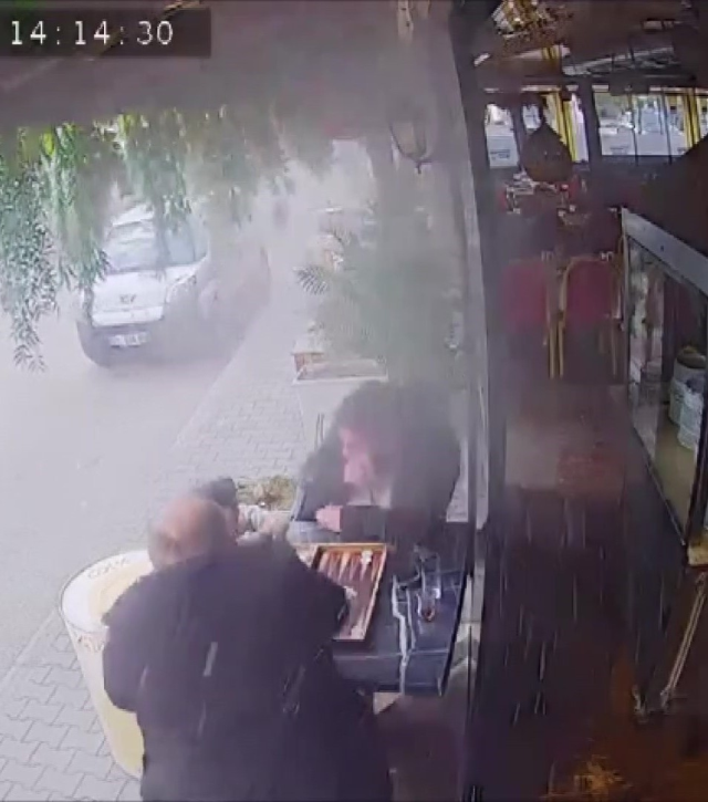 Adana'da restoranda panik anları: Klima borusu bomba patladı