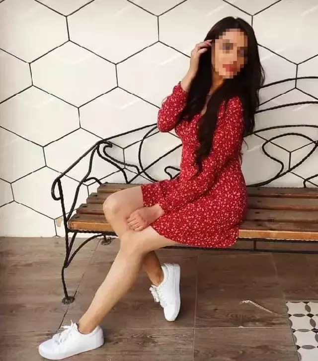 Rezidans dairesinde genç kıza 'Bakire misin?' diye sorup cinsel organına dokunmuşlar