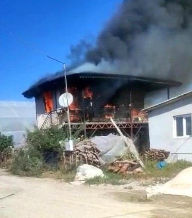 Eşi ve çocuğu kendisini terk etti diye komşusunu bıçaklayıp, kendi evini yaktı