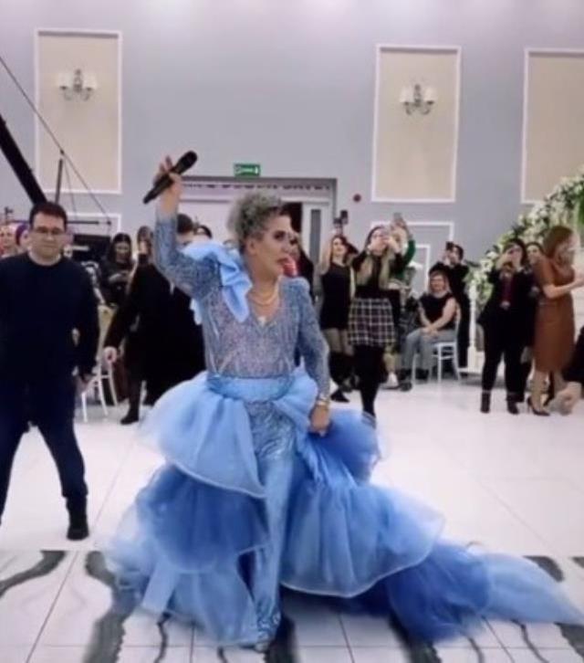 Şarkıcı Murat Övüç, sahnede eteğine basınca fena düştü