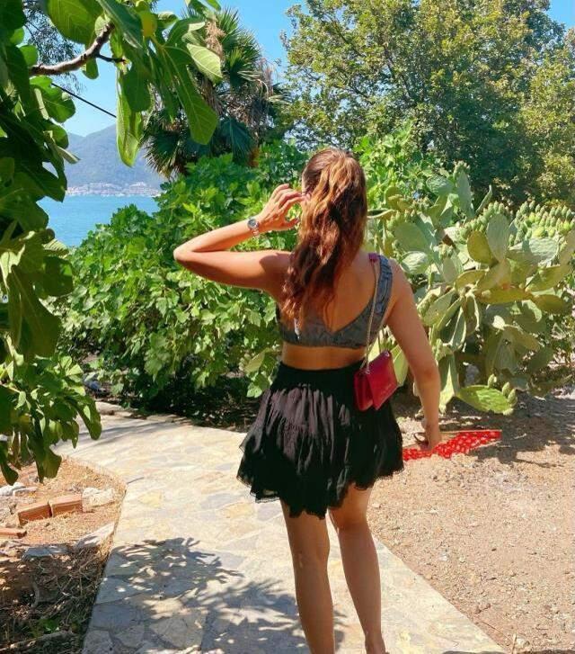 Güzel oyuncu Burcu Özberk, peş peşe bikinili pozlarını paylaştı