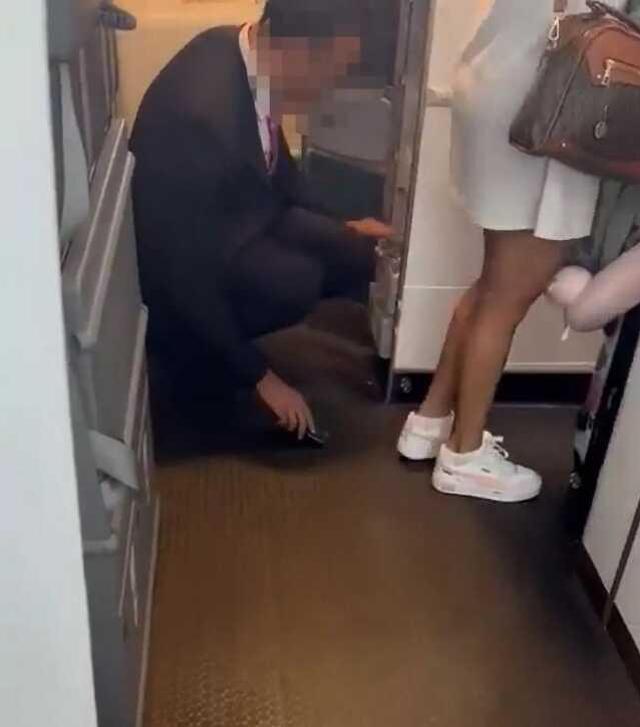 Erkek kabin görevlisi uçağa binen bir kadın yolcunun etek altı görüntülerini çekerken yakalandı