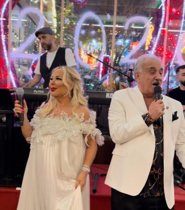 Yakamoz Restoran'da Yılbaşı Sürprizi: Safiye Gelinlikle Sahne Aldı
