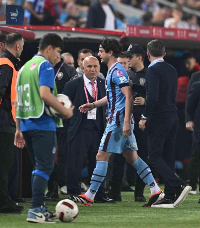 Trabzonsporlu futbolcu Enis Destan'ın annesi, Abdullah Avcı'yı tehdit etti