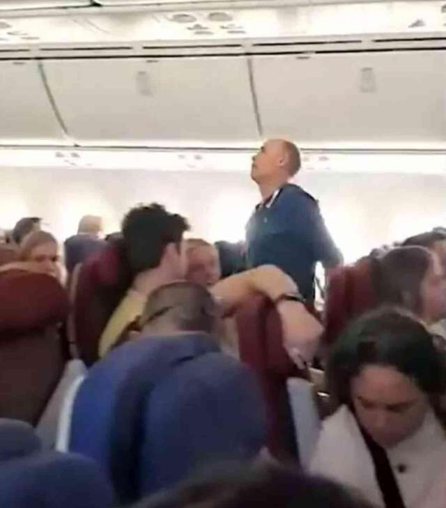 Havada arızalanan uçak ani düşüş yaşadı: Tavada fırlayan 50 yolcu yaralandı