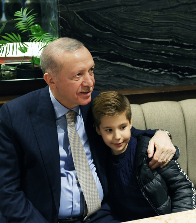 Cumhurbaşkanı Erdoğan bir kafede vatandaşlarla sohbet etti, çocukları sevdi