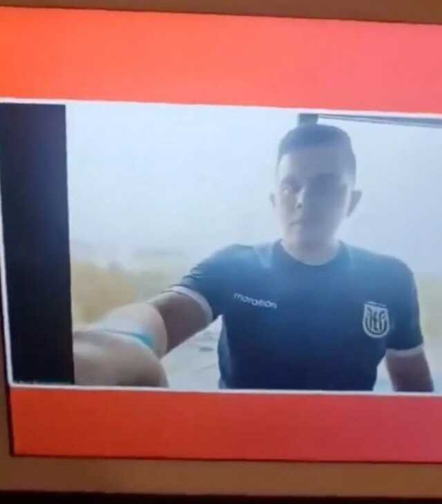 Futbol yorumcusu canlı yayın sırasında otelde yanlışlıkla yarı çıplak kız arkadaşını gösterdi