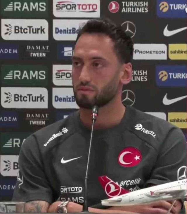 Basın toplantısında duygusal anlar! Hakan Çalhanoğlu, gözyaşlarını zor tuttu