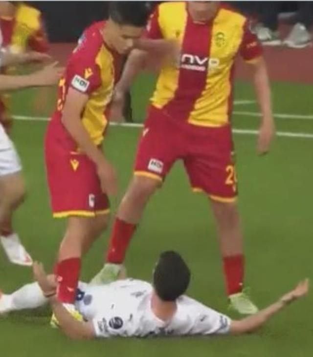 Yeni Malatya-Fenerbahçe maçında ortalık karıştı! Çılgına dönen futbolcu, Mert Hakan Yandaş'a saldırdı