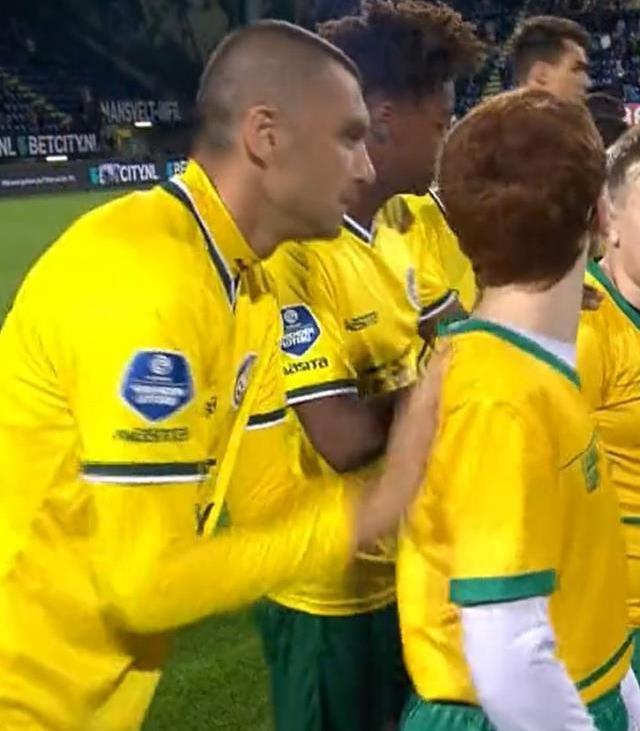 Çocuk ilk başta şaşırdı, sonra kahkahalar havada uçuştu! Burak Yılmaz yaptığıyla herkesi mest etti