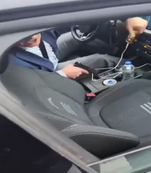 Trafik magandası tartıştığı motosikletliyi silah çekip tehdit etti