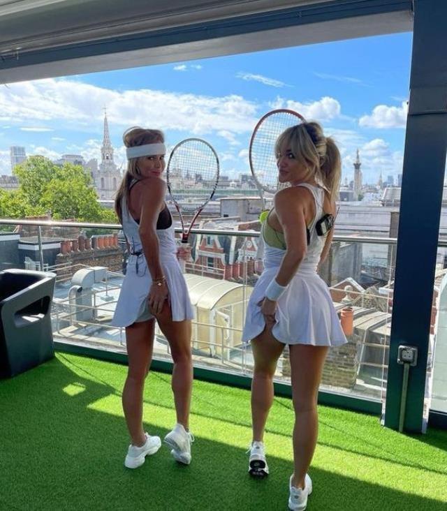 Cesur pozlarıyla tanınan ünlü sunucu tenis oynarken de rahat durmadı! Eteğini kaldırıp poz verdi