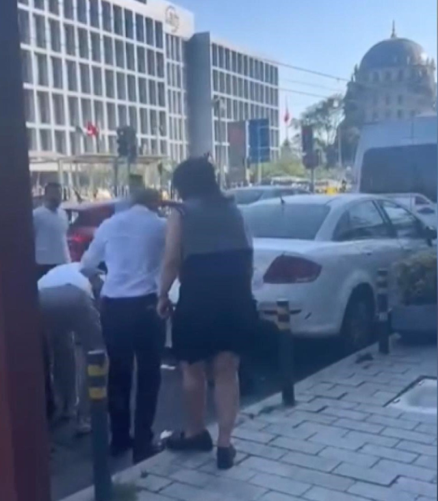 Kadın yolcu araçta sigara içmesine karşı çıkan taksiciye saldırdı