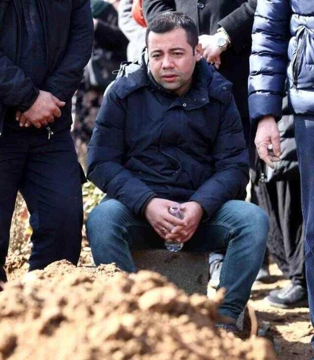 Depremden şans eseri kurtulan polis memuru, iki çocuğunu ve eşini elleriyle toprağa verdi