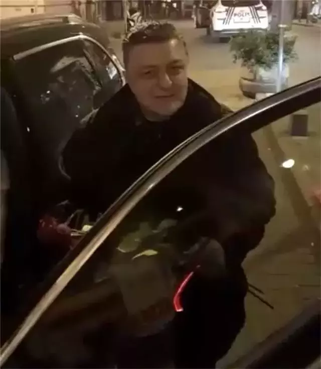 'İki eşim var, ikisini de çok seviyorum' diyen Yılmaz Vural, genç kadınlarla objektiflere takıldı